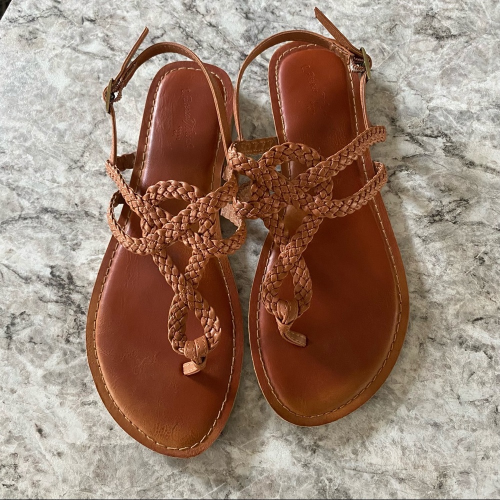 Universal Thread Tan Sandals Vegan Leather Cognac